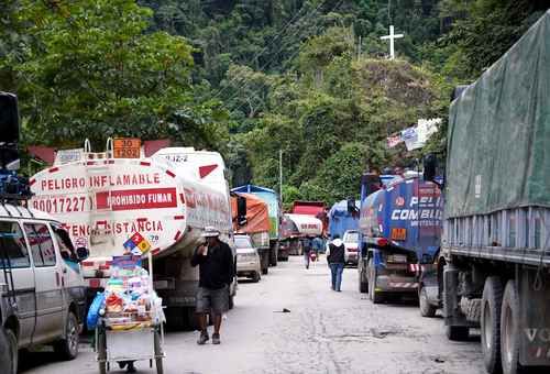 Movilizaciones-y-bloqueos-paralizan-regiones-de-Bolivia-por-crisis-de-combustibles-y-reclamos-sociales