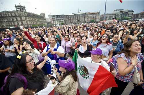 BTS-saluda-a-sus-fans-desde-un-balcon-de-Palacio-Nacional-junto-a-Claudia-Sheinbaum