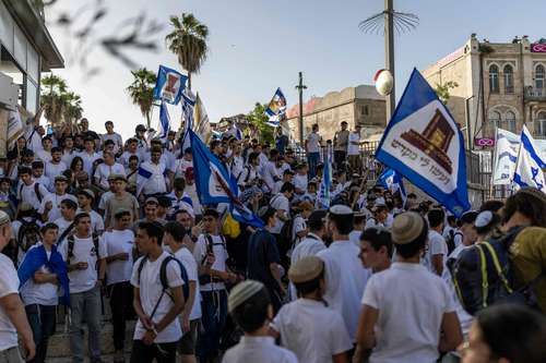Ultranacionalistas-gritan-muerte-a-los-arabes-en-la-marcha-del-Dia-de-Jerusalen-Ben‑Gvir-iza-bandera-en-Al‑Aqsa