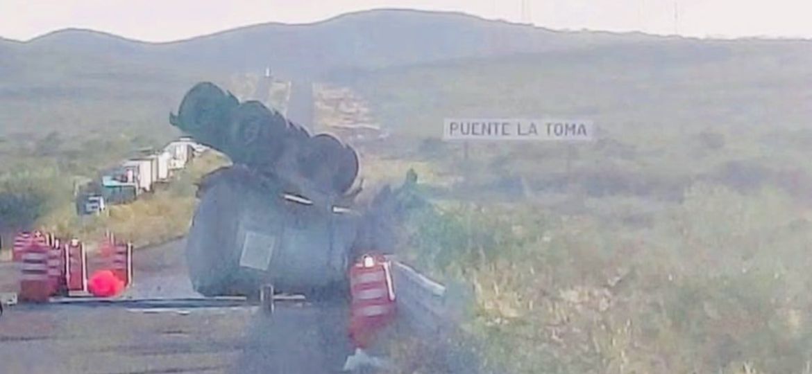 Vuelca-remolque-con-aditivo-para-combustible-y-cierran-carretera-Agua-Prieta–Cananea